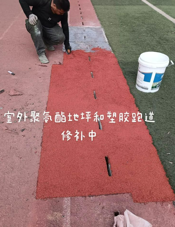 绥宁球场地面翻新维修，核心是先诊断破损